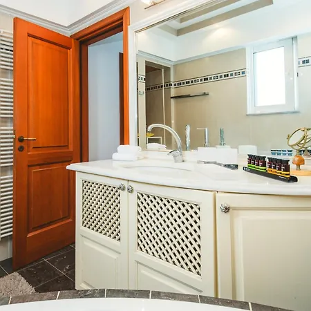 Irene, Lindos 10 Mins, 4 Mins