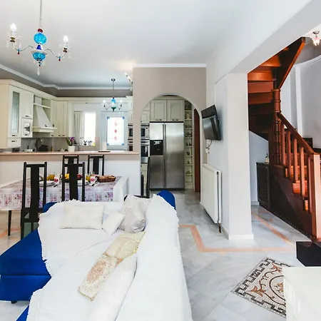 Irene, Lindos 10 Mins, 4 Mins Villa Vlicha (Rhodes)