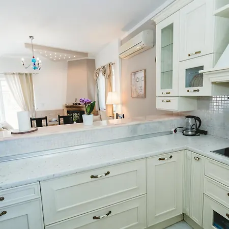 Irene, Lindos 10 Mins, 4 Mins